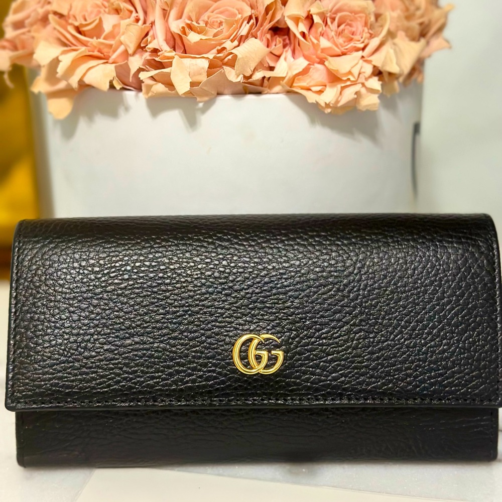 A zip around wallet with small Double G metal detail. Made in textured leather.